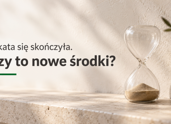Klepsydra z przesypanym piaskiem i pytanie, czy pieniądze z zakończonej lokaty są nowymi środkami.
