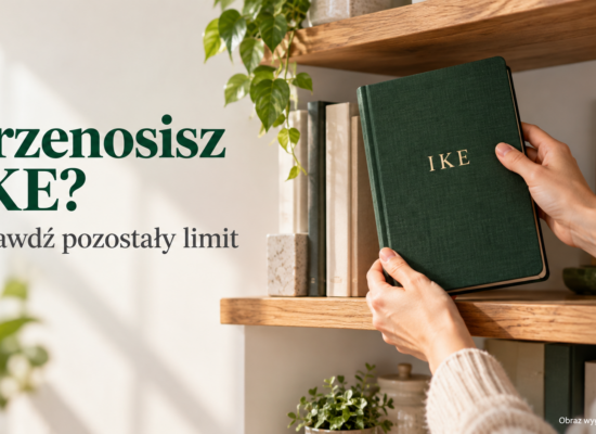 Dłonie przenoszące zielony notes z napisem IKE między drewnianymi półkami.