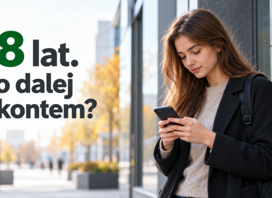 Młoda dorosła osoba ze smartfonem na tle miasta i napis o koncie po osiemnastce