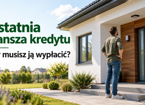 Osoba ogląda elewację i wejście do wykończonego domu.