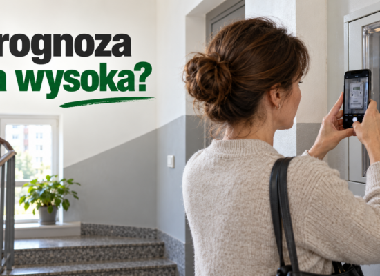 Mieszkanka bloku fotografuje wskazanie licznika energii przez przezroczystą osłonę.
