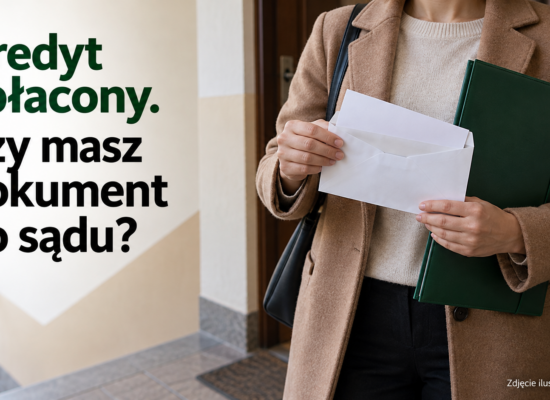 Osoba trzymająca kopertę i teczkę przy wejściu do mieszkania, obok pytanie o dokument do sądu